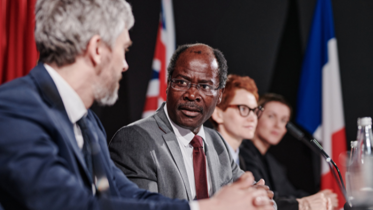 Exposição revela como Poty Lazzarotto moldou o coração político da Assembleia Legislativa do Paraná