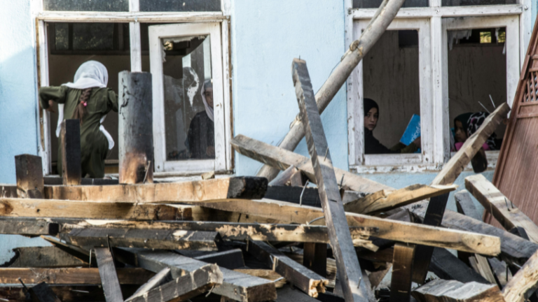 Paraná Utiliza Mão de Obra Carcerária para Reconstruir Escolas e APAE Após Tornado