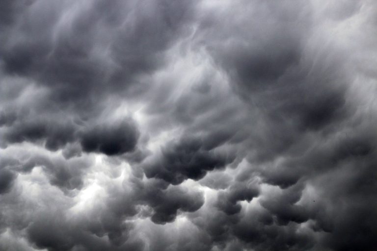 Paraná entra em alerta laranja para tempestades com formação de novo ciclone extratropical Nuvens escuras e carregadas se formando sobre Guaratuba, no litoral do Paraná.