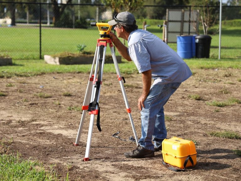 Preparação do novo levantamento rural do IBGE entra na fase de cadastro Profissional realiza medições com equipamento de topografia em uma área rural.